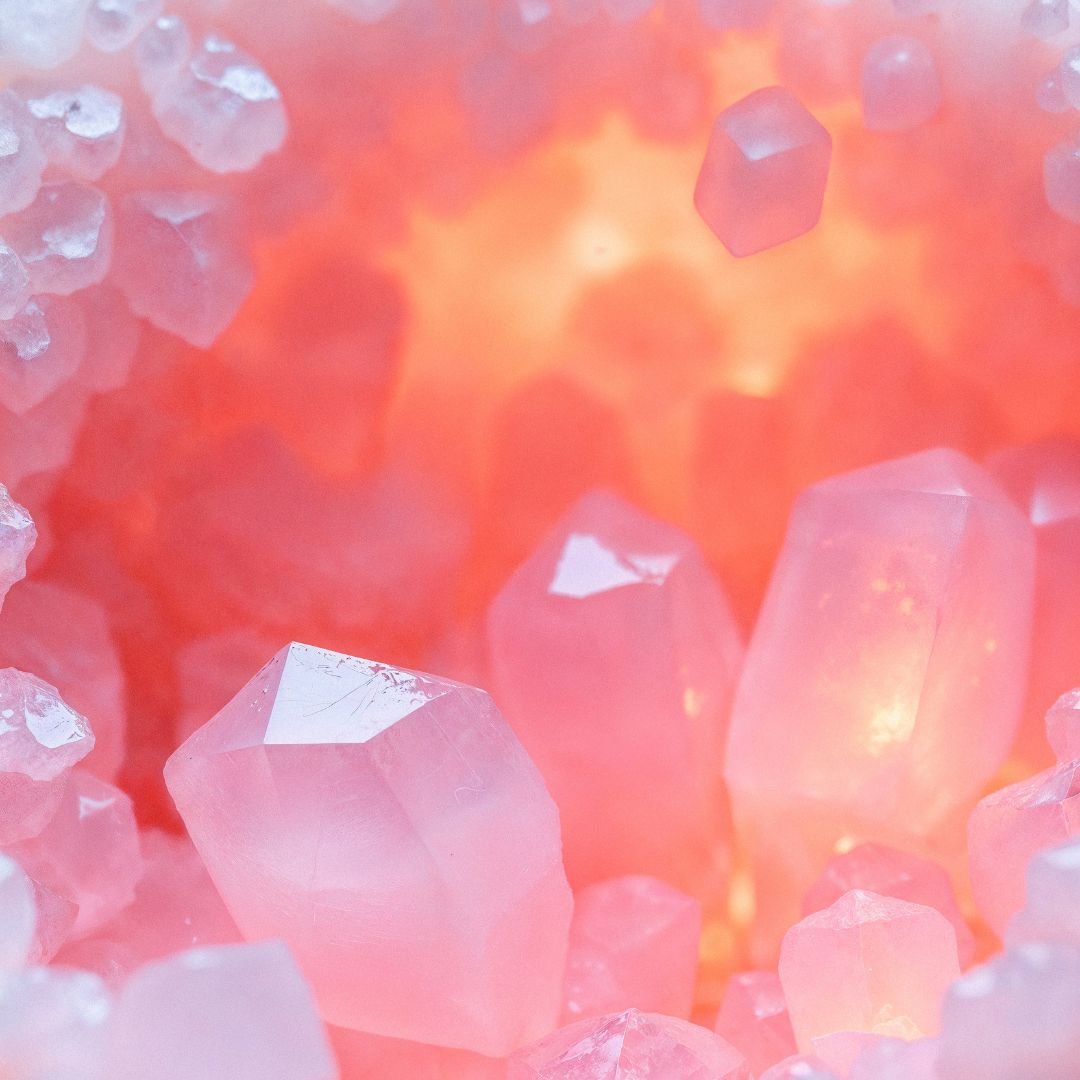 Růžový opál – minerál použitý v titanovém labret piercingu